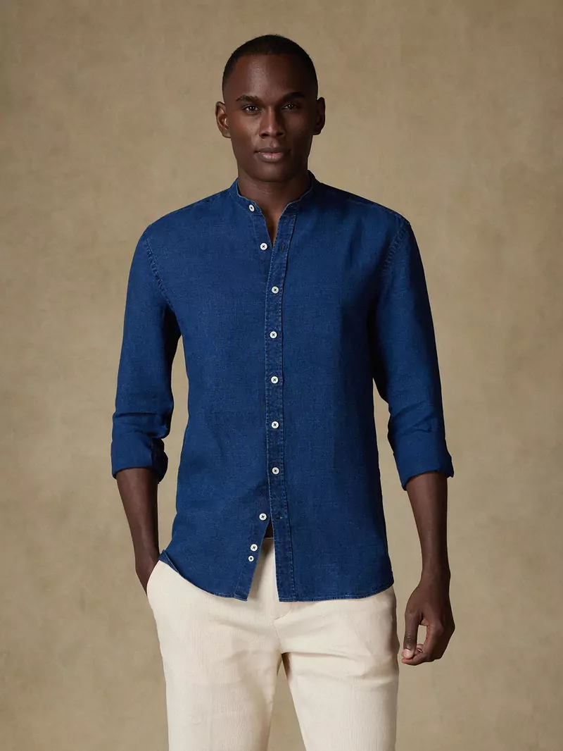 Chemise en lin indigo à col mao, portée avec un pantalon crème